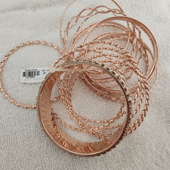CHRISTMAS SALES EVENT New York & Company Bracelet Bangle Set BNWT - Picture 3 of 3